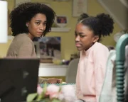 Dr. Maggie Pierce (Kelly McCreary, l.); Zola Grey Shepherd (Aniela Gumbs, r.)