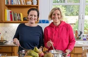 Gastgeberin Sarah Konert (r) mit ihrer Küchenhilfe Christina.