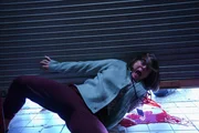 Lehrerin Mrs. Nolby (Joanna Horton) wird während der Prüfung von den Zombie-Senioren attackiert.