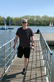 Alex Böhmer arbeitet, trotz der krebsbedingten Beinamputation, endlich wieder in seinem Traumjob als Flugbegleiter.