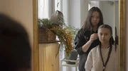 Mariellas Schwester Saniya flechtet ihr die Haare vor dem Wettkampf.