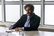Inspector Castells (Isak Férriz) ist der Verbindungsmann der spanischen Polizei zur Britischen Botschaft. Auch der Todesfall Jay Sutherland liegt in seinen Händen.