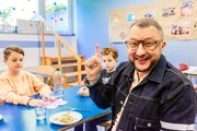 ZDFbesseresser Sebastian Lege und zwei Schüler in der Mensa der Wilhelm-Lehmbruck-Schule in Dorsten