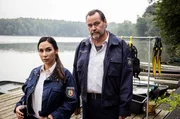 Arda (Yasemin Cetinkaya, l.) und Jäger (Markus John, r.) ermitteln in der Tauchschule des Toten.