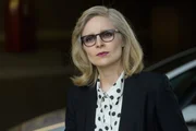 Schulleiterin Deville (Salóme Gunnarsdóttir) weist den Journalisten Pianelli zurecht. Sie hat den Eindruck, dass er immer nur negativ über die Schule berichten will.