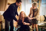 Kristina Katzer (Isabell Gerschke, r.) und Lukas Hundt (Oliver Franck, l.) kümmern sich um die verstörte Carmen Burns (Petra Bernd, M.). Galt der Anschlag im Weimarer Nationaltheater der launischen Diva?