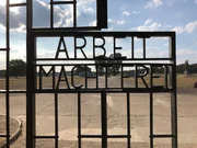 Der Satz: "Arbeit macht frei" ist in das Eingangstor des Konzentrationslagers Sachsenhausen eingearbeitet. Der selbe Satz ist auch an anderen Konzentrationslagern zu finden.