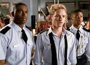 Die Kadetten Francis (Christopher Masterson, mi.), Joe (Kasan Butcher, li.) und Finley (Arjay Smith) müssen mitansehen, wie ihre Party außer Kontrolle gerät.