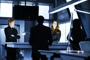MacGyver (Lucas Till, l.); Charlotte Cole (Bridget Regan, r.)
