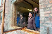 Vivan und Kerstin bauen einen alten Rinderstall in eine Kreativwerkstatt um.