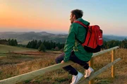 Auf dem Schafstein mit seinen beindruckendem Meer aus vulkanischem Basaltgestein startet Daniel Aßmann in den Tag.
