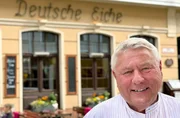 Dietmar Holzapfel vor der Deutsche Eiche. Weiteres Bildmaterial finden Sie unter www.br-foto.de.