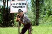 Bürgermeister Schattenhofer (Werner Rom) ist sich sicher, dass das Verbotsschild seine Wirkung nicht verfehlen wird.