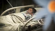 Gegen den Willen der neuen Klinikdirektorin will Dr. Ballouz seinen kleinen Patienten Saschko (Nikoloz Schilling) operieren.