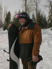 Carlos Minor und Dustin Hurt mit Skiern