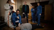 Am Tatort nehmen Katharina Hahn (Bianca Hein, r.), Franz Ainfachnur (Christofer v. Beau, 2. v. r.), Arthur Bauer (Gerd Silberbauer, M.), Dr. Weissenböck (Florian Odendahl, 2. v. l.) und Billie Curio (Sina Reiß, l.) die Ermittlungen auf.