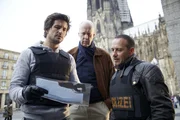 Überglücklich nimmt Semir (Erdogan Atalay) seine Frau Andrea (Carina Wiese) in Empfang, die gegen Tanja ausgetauscht wurde.