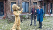 Um hinter Maik Zarnows Geheimnis zu kommen, begeben sich die Kommissare Lars Pöhlmann (Dominic Boeer, M.) und Karoline Joost (Nike Fuhrmann, r.) auf eine Veranstaltung der Furry Szene in Wismar. Sie befragen den Leiter der Veranstaltung, Prinz Paranimal (Maximilian Klas, l.). Hält sich der wahre Täter etwa im Fursuit unter den Gästen auf?