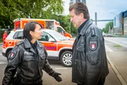 Alexa (Minh-Khai Phan-Thi) konnte nicht verhindern, dass der Unfallfahrer sich ihrer Dienstwaffe bemächtigte und damit geflohen ist. Auch Hans (Bruno F. Apitz) konnte den Flüchtenden nicht mehr aufhalten.