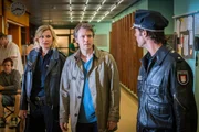 Melanie (Sanna Englund) und Mattes (Mattes Seeler, r.) konfrontieren Torben Manstein (Daniel Aichinger, M.) mit der Beschuldigung seiner Ex-Frau, er habe ihr das Schlafmittel heimlich verabreicht, um ihr im Sorgerechtsstreit um die gemeinsame Tochter Medikamentenmissbrauch vorwerfen zu können.
