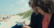 Das Elternpaar Ulla und Didi Högel schreibt eine Postkarte an den Sohn ins Gefängnis.