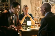 Falk (Fritz Karl, l.) und Sophie (Mira Bartuschek, M.) treffen sich mit dem Mandanten Braunroth Sen. (Hans Peter Hallwachs, r.) im Restaurant. Falk übernimmt einfach so in seiner exzentrischen Art die Essensbestellung für Braunroth.