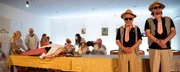 "Totenwache" heißt das aktuelle Stück der "Papillons", das sich um Rituale rund um den Tod dreht. Dafür spielen die professionellen Schauspieler Michael (80, 2.v.r.) und Til (29, r.) die Totengräber.