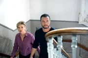 Candice Renoir (Cécile Bois, l.); Antoine Dumas (Raphaël Lenglet, r.)
