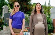 Waltraud (Maria Köstlinger, r.) muss damit fertig werden, dass ihre vermeintliche Freundin und Boutique-Besitzerin Nicoletta (Nina Proll, l.) schon seit längerem ein Verhältnis mit ihrem verstorbenem Mann Josef hatte.