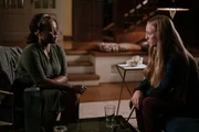 Bei einem gemeinsamen Abendessen mit ihrem Mitschüler Davi und seiner Mutter Janaína (Denise M'Baye, l.), einer Psychologin, fasst sich Lisa (Mina-Giselle Rüffer, r.) ein Herz: Sie erzählt von ihren Visionen.