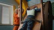 Weil Thunderbolt vorübergehend nicht unterrichten darf, springt kurzerhand Hausmeister Joe (John F. Brungot, l.) als Ersatzlehrer ein. Dieser verpasst Raymond (Bjørn Isak Winther, r.) auf der Folterbank direkt eine Kostprobe seiner schurkischen Unterrichtsmethoden.