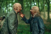 Cecily (Sue Johnston) versucht, Frank (Paul Bentall) zum Aufgeben zu bewegen.