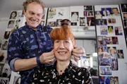 In Bochum startete 1988 das Musical "Starlight Express": Karin Kube aus Hattingen wurde von TV-Showmaster Rudi Carrell damit überrascht, dass Sie die Darsteller des Musicals kennenlernen durfte und mit ihnen durch ihre Heimatstadt fuhr. - Der Maskenbildner Martin Manneck setzt Karin Kube die Perücke einer Darstellerin des Musicals "Starlight Express" auf.