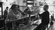 “Machste mir noch ‘n großes Pils!” Tresen-Therapeutin Silke hat immer ein offenes Ohr für Gescheiterte.