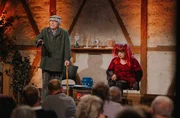 v.l.n.r.: Mit mir nicht: Als alter Opa lässt sich Franz Auber von der aufmüpfigen Charly (Hillu Stoll / Hillu’s Herzdropfa) nichts gefallen.