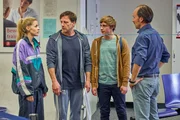 Ole (Matti Schmidt-Schaller, 2.v.r.) stellt dem Jobcenter-Mitarbeiter Blum (Piet Fuchs, r.) Stefan (Hendrik Duryn, 2.v.l.) und Karin (Jessica Ginkel) als seine Eltern vor.