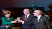 Das Jahr 1989 – die Mauer fällt, Berlin wird wieder eins! Vorher feiert West-Berlin die erste Love-Parade und wählt Walter Momper zum neuen Regierenden Bürgermeister. In Ost-Berlin protestieren die Menschen gegen das SED-Regime. Eine Berlin-Chronik der Superlative: 40 Folgen, von 1961, dem Jahr des Mauerbaus, bis zum neuen Jahrtausend 1999, zehn Jahre nach dem Mauerfall. - Michail Gorbatschow zu Besuch in der DDR anlässlich des 40. Staatsjubiläums.
