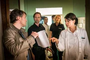 Torben Manstein (Daniel Aichinger, l.) zeigt Dr. Jonas (Gerit Kling, r.), Mattes (Matthias Schloo, 2.v.l.) und Melanie (Sanna Englund, 2.v.r.) die einstweilige Anordnung, die ihn berechtigt, seine Tochter für die nächsten Tage zu sich zu nehmen.