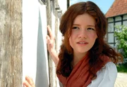 Lotte (Linn Sara Reusse) versteckt sich vor ihrer Mutter und dem reichen Bauer Staller, dessen Sohn sie heiraten soll. Ihr Herz gehört allein Max, der in die Fremde gezogen ist.