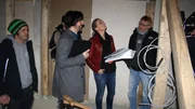 John Kosmalla (2.v.li.) und Eva Brenner besichtigen das geplante Kinderzimmer von Janina.