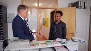 Bürgermeister Richard Arnold aus Schäbisch Gmünd im Gespräch mit einem Somalier