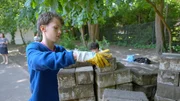 Schüler Toni (13) hat an der RSS Nienstedten eine Abpflastern-Aktion organisiert. 30 Quadratmeter Pflastersteine kommen raus, ein Beet kommt rein. Toni ruft alle Schulen in Deutschland zum Mitmachen auf.