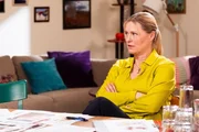 Vera (Sybille Waury) ist gekränkt von Gregors Reaktion über ihr Hochzeitsoutfit.