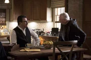 Wie der Vater so der Sohn: Auch Henry (Len Cariou, r.) versuchte damals mit allen Mitteln, schmutzige Details über sich geheim zu halten. Was passiert, wenn Franks (Tom Selleck, l.) frühere Machenschaften plötzlich publik werden?
