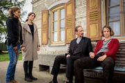 Toni Bischoff (Amanda da Gloria, l.) und Katharina Hahn (Bianca Hein, 2.v.l.) sprechen mit Ida Raininger (Lara Joy Körner, r.) während diese von Pfarrer Schwarz (Gilbert von Sohlern, 2.v.r.) getröstet wird.