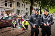 Ein achtjähriges Mädchen wurde auf der Straße angefahren und schwer verletzt. Der Fahrer des Unfallwagens hat seinen Wagen abgestellt und ist verschwunden. Mattes (Matthias Schloo, 2.v.r..) und Melanie (Sanna Englund, r.) können sich nicht erklären, warum niemand der vielen Umstehenden bemerkt hat, wo er abgeblieben ist.