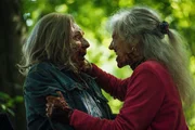Zwischen Cecily (Sue Johnston, l.) und Janine (Anita Dobson, r.) kommt es zu einer körperlichen Auseinandersetzung.