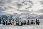 Eine Gruppe von als Kukeri verkleideten Menschen im bulgarischen Pirin-Gebirge im Rahmen eines traditionellen Winterfestes namens Surva.