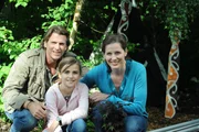 Sebastian will Valentina beweisen, dass er ein echter Mann ist und ihr ein Baumhaus bauen kann. Von links: Sebastian Wildner (Herbert Ulrich), Valentina Götz (Lilly Reulein) und Annalena Brunner (Heidrun Gärtner).