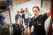 Mattes (Matthias Schloo, r.) und Hans (Bruno F. Apitz, l.) hoffen, in dem gestoppten LKW Jasmin und die beiden Afrikaner zu finden.